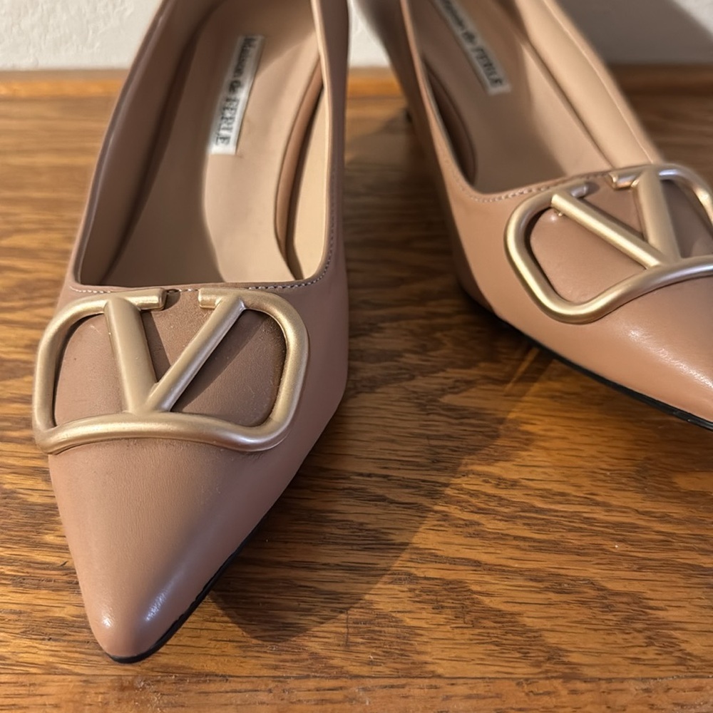 MAISON DE FERIE kitten low heel pump shoe gold tan leather v logo valentino